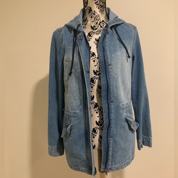 Like new zipper jean jacket​​​​​​​​​​​​​​​​​​​​​​​​ - Picture 4 of 8